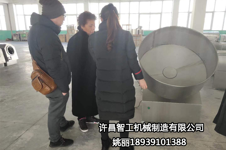 陜西客戶來許昌智工考察試機湯圓機，制餡非常滿意，現(xiàn)場定機