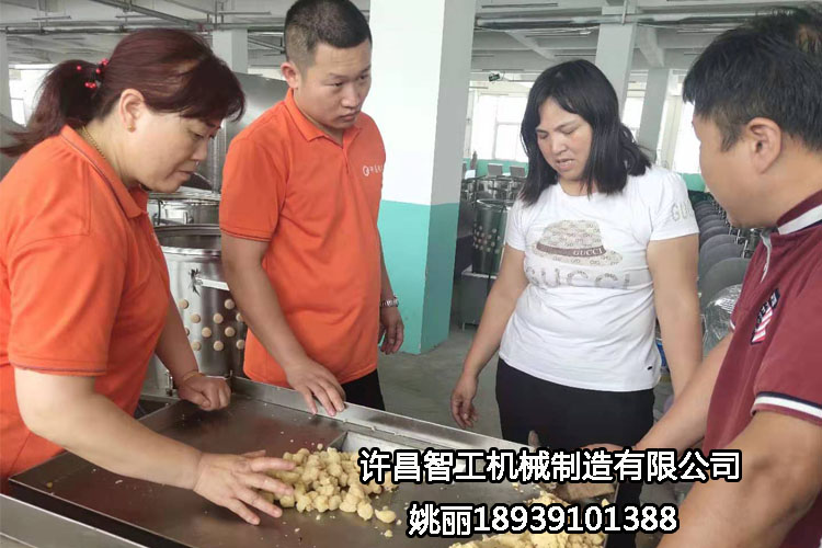河南周口客戶自帶原料到許昌智工考察、試機(jī)制餡機(jī)?。ㄗ龈恻c(diǎn)）