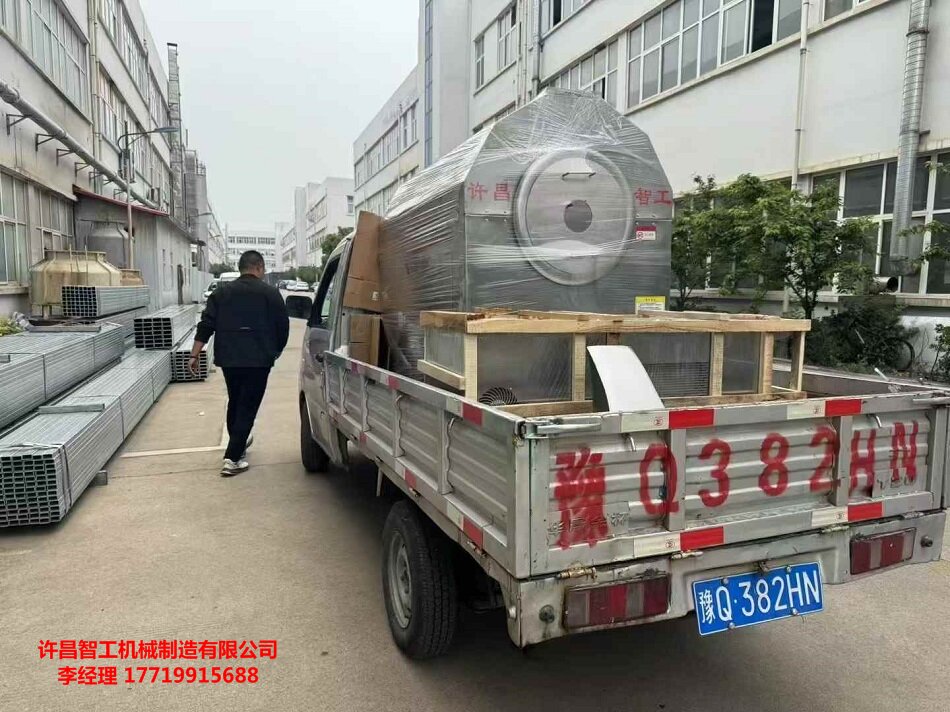 客戶自駕車來廠考察電磁炒貨機，很滿意，現(xiàn)場拉走中型炒貨機一臺